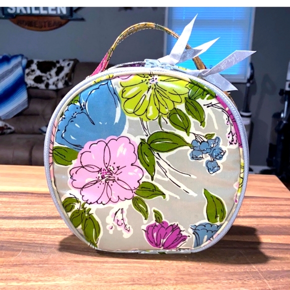 VERA BRADLEY MAKEUP BAG  7 X 6.5 EUC. - Picture 1 of 10